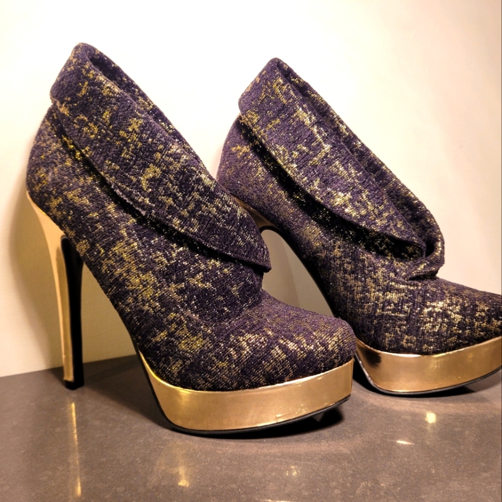 Black & gold Chinese Laundry PLATFORM ankle bootie size 8m.